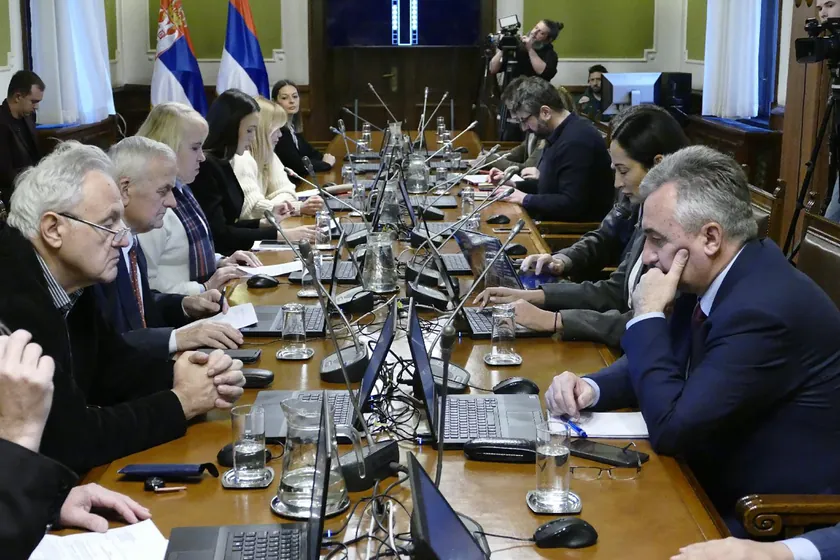 Odbor için dört REM üyesinin seçimi durduruldu