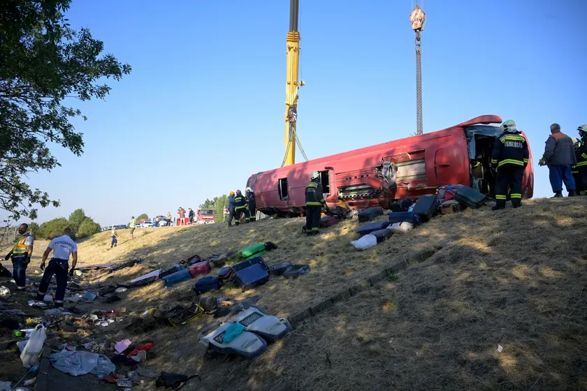 Sırbistan'da meydana gelen trajik bir kaza sonucunda 12 kişi hayatını kaybetti.