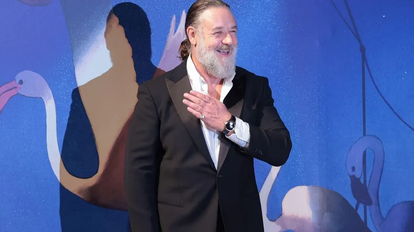 Oscar ödüllü oyuncu Russell Crowe, 24 Haziran 2027'de Sırbistan'ın Kragujevac kentinde düzenlenecek Arsenal Fest'te sahne alacak. Crowe, müzik grubu "The Gentlemen Barbers" ile birlikte "Russell Crowe's Indoor Garden Party" adlı Avrupa turnesi kapsamında festivalin ana sahnesinde konser verecek.