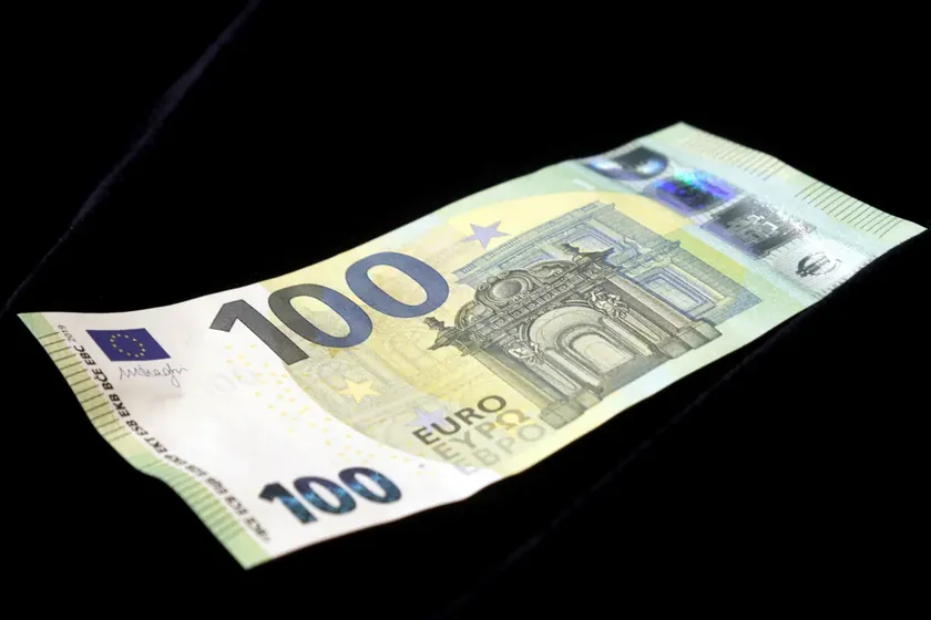 Kosova Merdare Sınır Kapısı'nda gümrük memurları beyan edilmemiş on binlerce avro para ele geçirdi