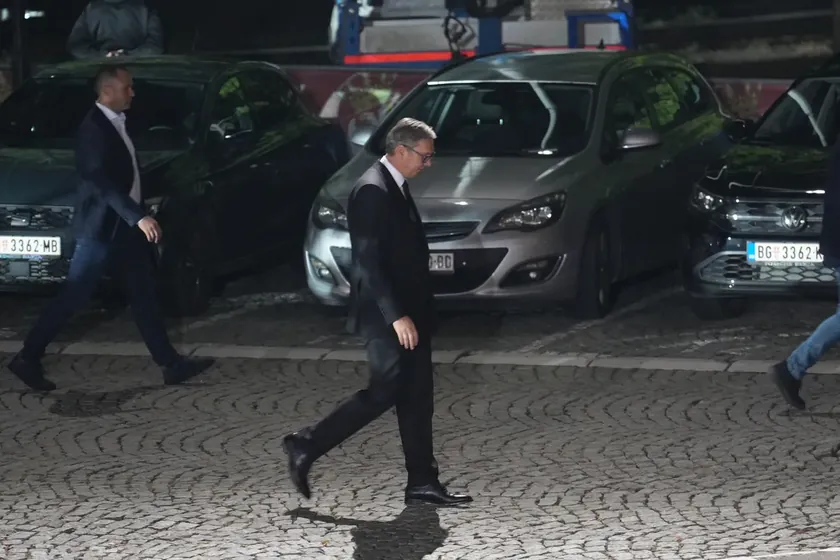 Vučić cumhurbaşkanlığından istifa etti, 25 Ekim'deki erken genel seçimler için kampanyaya başladı