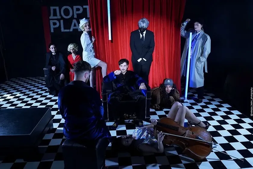 Belgrad'daki Dorćol Platz sahnesinde "Klopka" oyunu Lynchian noir estetiğiyle prömiyer yaptı.