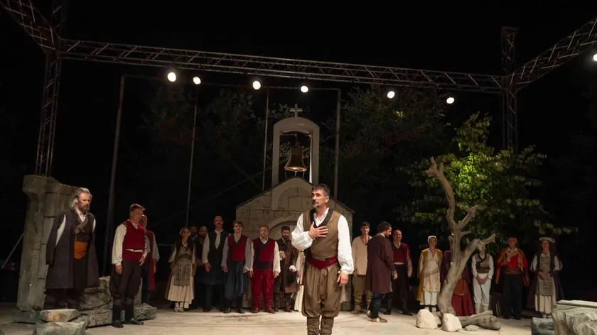 "Krađa, Prekrađa ve Netekrada" adlı oyunun prömiyeri Svete Trojice manastırı amfiteatrında izlendi.
