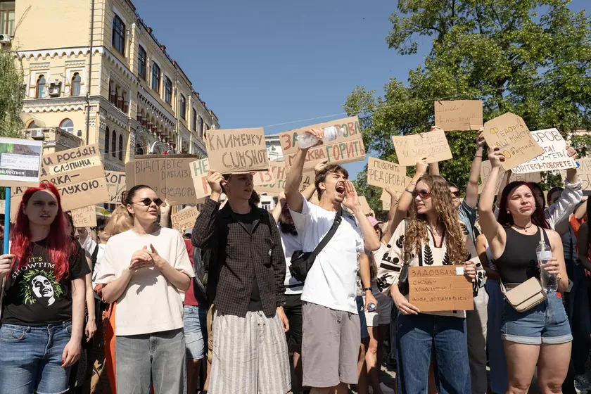 Ukrayna'da savunma bakanı değiştirilmesinin ardından protestolar sürüyor.