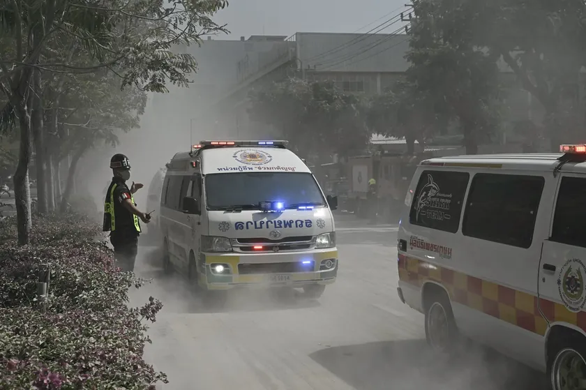 Kranın Tajland'da yolcu trenine düşmesi sonucu 22 ölü