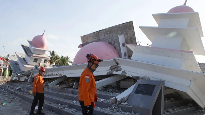 İndonezya'da Flores adasında 5,2 büyüklüğünde deprem meydana geldi.
