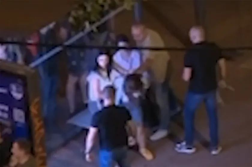 Belgrad'da öğrenciye şiddet uygulayan polis memuru sorgulandı ama terfi etti.