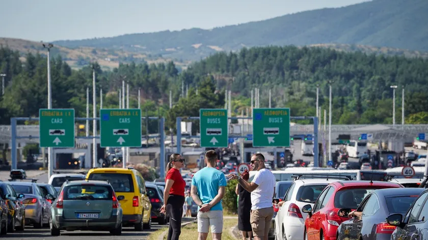 Evzoni'de Trafik Krizı Makedon Turistleri Araba 2,6 km Taşımış!