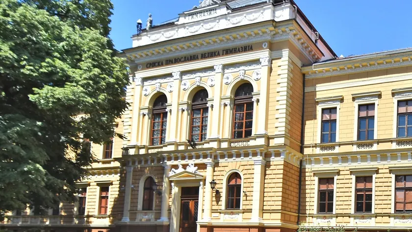 Nov Sad Belediye Başkanı Žarko Mićin, Jovan Jovanović Zmaj Lisesi öğrencilerinin velileriyle yaptığı toplantıdan sonra, okulun kubbesi üzerinde yapılacak çalışmalar için bir çözüm bulunduğunu bildirdi.