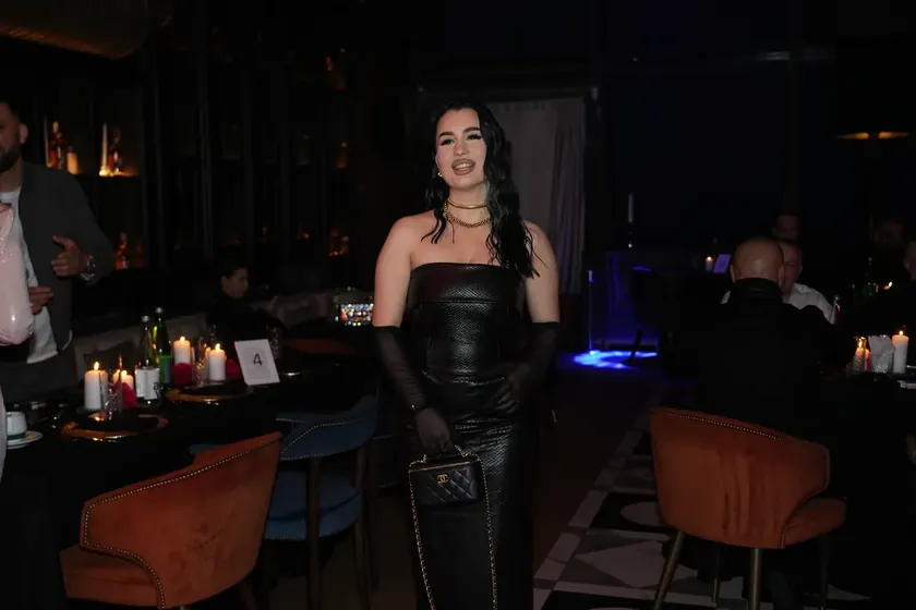 Sırbistanlı Şarkıcı Zorana Mićanović Üç İş Yaparak Geleceğini Güvence Altına Aldı