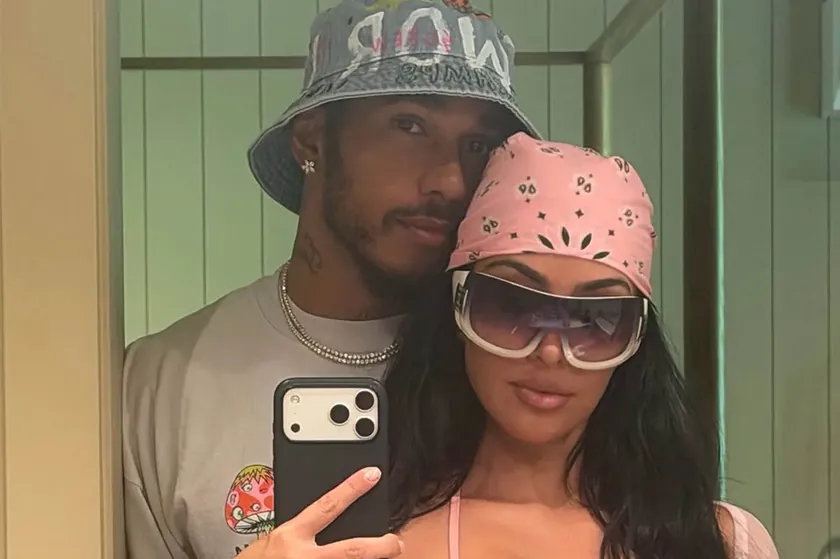 Kim Kardashian ve Luis Hamilton artık ilişkilerini gizlemiyor Açık bir şekilde öpüşmeleri internette büyük yankı uyandırdı.
