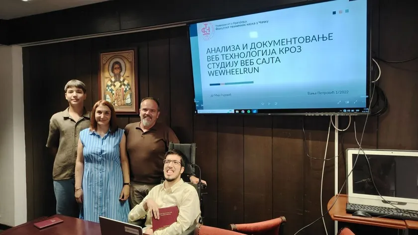 Sırp asıllı Vanja Petrović, bilişsel felçle yaşayan bir öğrenci, yüksek başarıyla mezun oldu.
