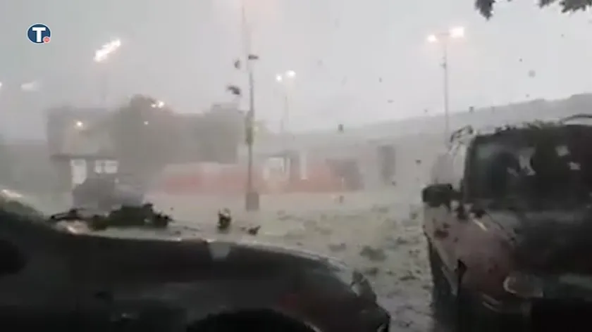 Sırbistan'da şiddetli hava durumu Slovenya'yı etkiledi ve tornado binaları hasara uğrattı.