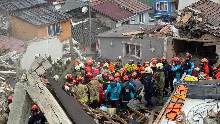 Türkiye İstanbul'daki patlamada iki bina çöktü, beş kişi enkazdan çıkarıldı