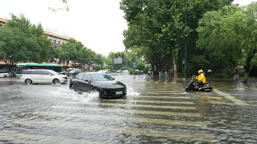 Çin'de aşırı yağışlar ve sel felaketleri nedeniyle en az 10 kişi hayatını kaybetti, 21.000'den fazla insan tahliye edildi.