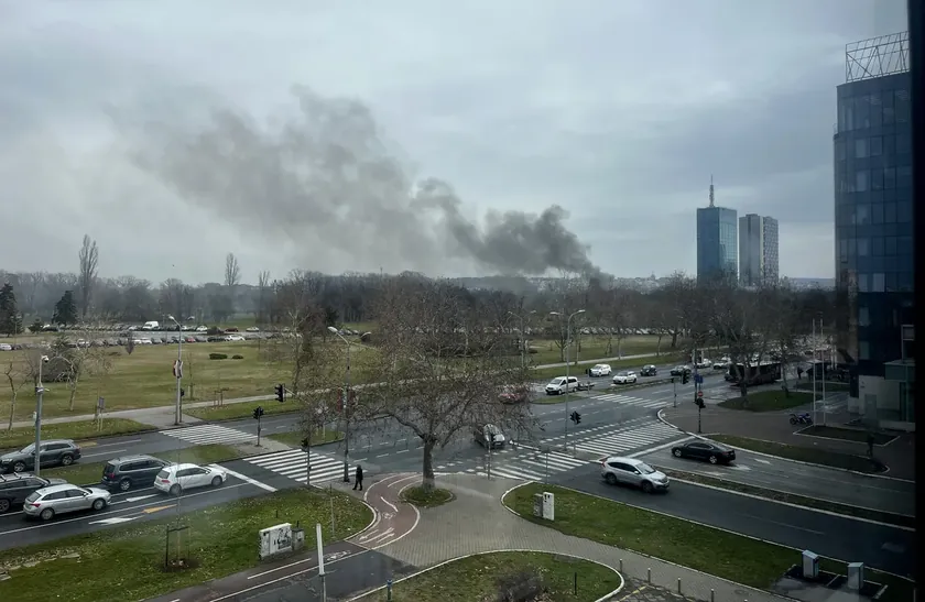 Sırbistan'ın Novi Beograd bölgesinde çıkan yangın yoğun dumanla halkı alarma geçirdi.