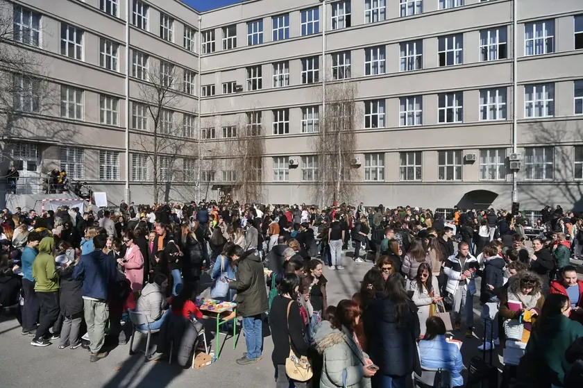 Sırbistan'da öğrenci velileri AB Delegasyonu'nda hak ihlallerini gündeme getirdi