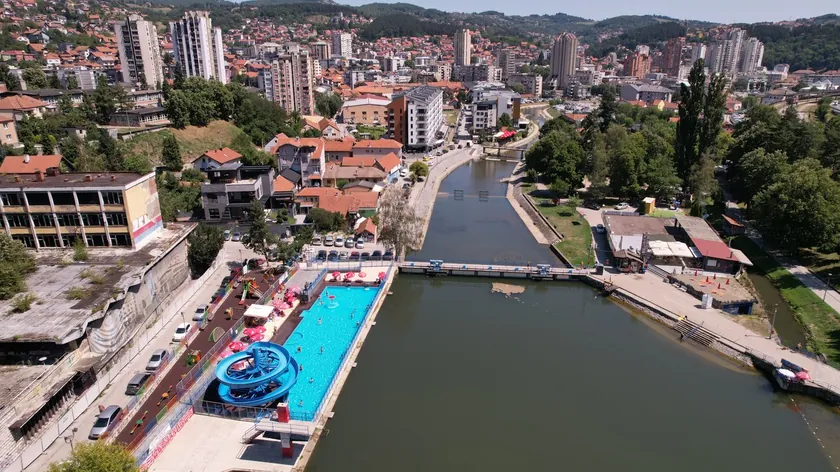 Užice'de bir adam zıplama sonucu ağır yaralandı.