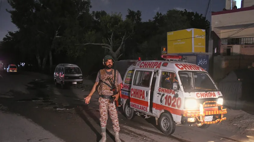Pakistan'ın kuzeybatısında bomba saldırısı sonucu en az 14 kişi hayatını kaybetti.
