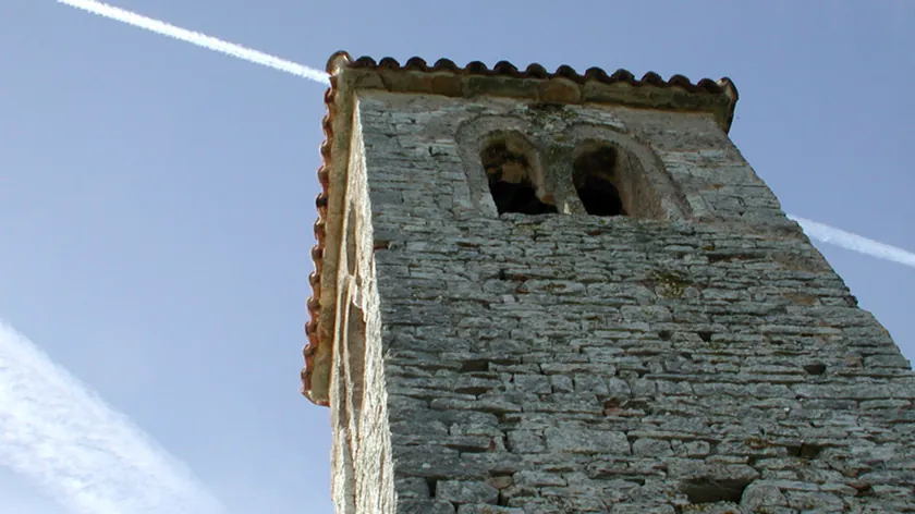 İstira'da bin yıllık kilise ahır inşaatı için yıkıldı yalnız çan kulesi hayatta kaldı