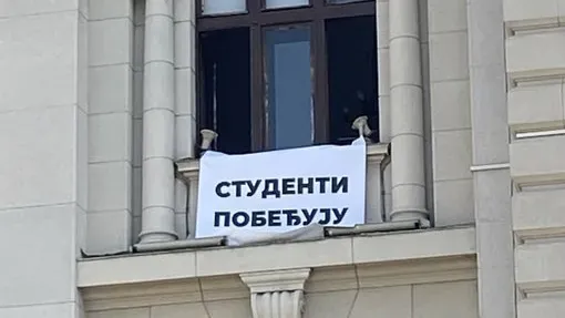 Sırbistan Meclisi Hükümete Güven Oylaması Oturumunu Yeter Sayı Yokluğundan Dolayı Erteledi