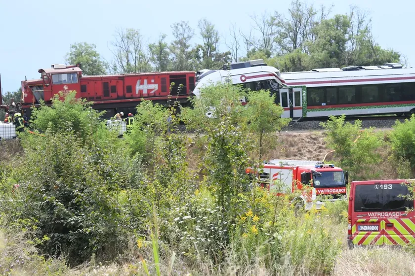 Hırvatistan'da ağır bir tren kazası Yolcu ve yük aracı çarpıştı, 17 kişi yaralandı