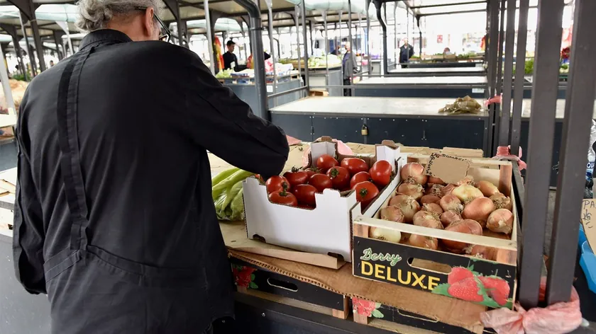 Sırbistan'da pazarlarda siyah soğan marketlerden çok daha pahalı.
