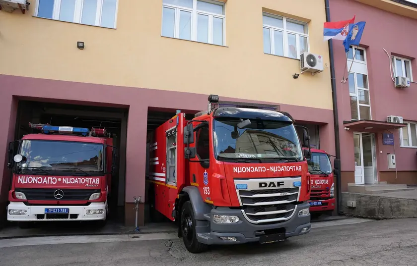 Beograd'da sabah saatlerinde büyük bir yangın çıktı Üç araç Zaplanjska Sokak'ta kül oldu.