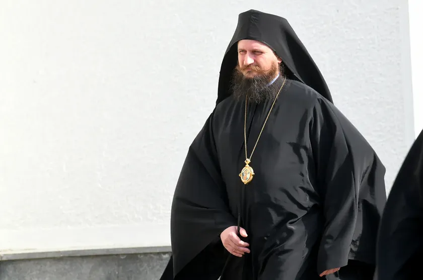 Sırbistan'da piskopos Vučić'e Yeni Şehit Nişanı verdi, öğrencileri suçlayan açıklamaları gündemde.