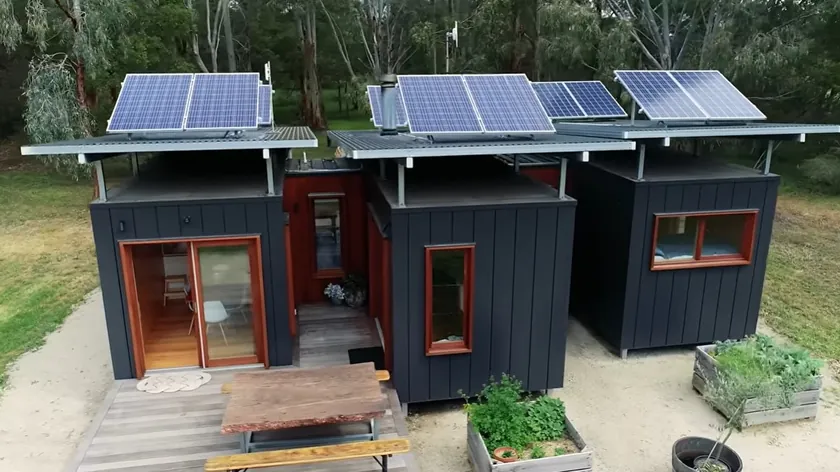 Avustralyalı Genç Çift Üç Konteyneri Birleştirerek Fonksiyonel Bir Eve Dönüştürdü