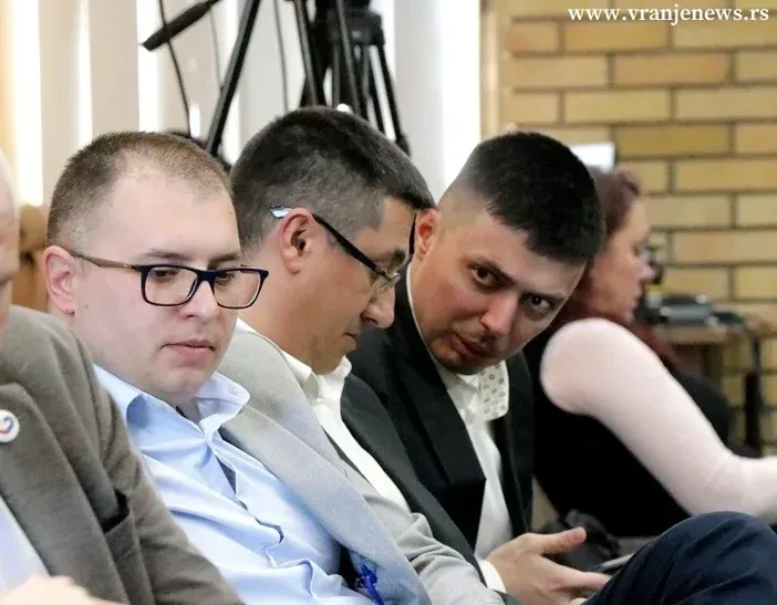 Sırbistan'ın Vranje şehrindeki Narodni Pokret Srbije (NPS) şubesinin tüm üyeleri partiden istifa etti.