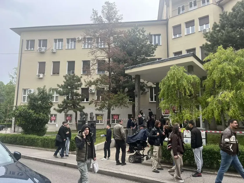 Belgrad Tıp Fakültesi Seçim Kurulu toplantısı ertelendi öğrenciler Dekanlığı ablukaya aldı