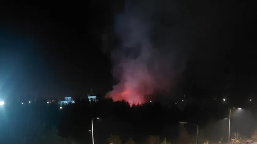Novi Sad'ta Mladosti Stadyumu yakınındaki bir çayırlıkta yangın çıktı.