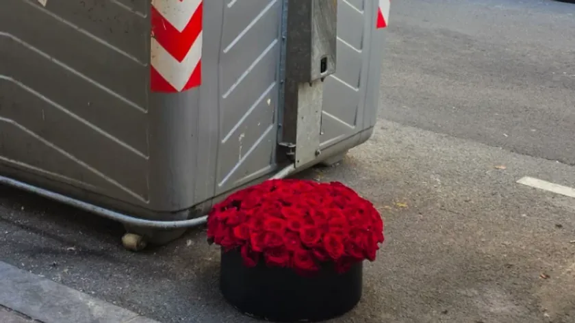 Sırbistan'ın başkenti Belgrad'da bir konteynere çiçekler, balonlar ve doğum günü hediyeleri atılıyor.