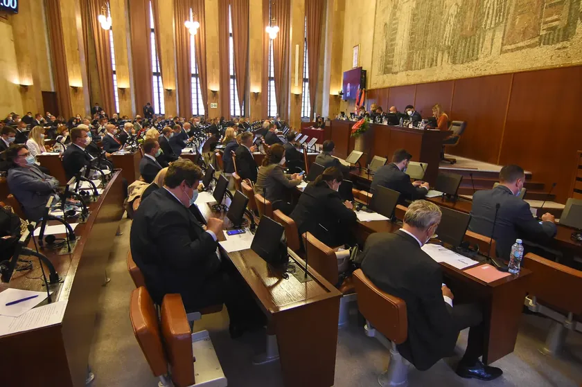 **Sırbistan Vojvodina Meclisi yüksekokulları akademilere dönüştürme kararını onayladı, muhalefet karşı çıktı.**