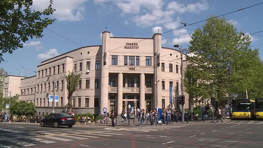 Belgrad Üniversitesi Hukuk Fakültesi öğrencileri profesörlerini televizyon iddialarına karşı savundu.