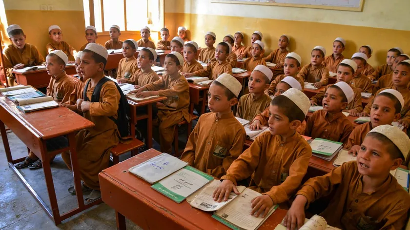 Avganistan'da Taliban yönetimi altında eğitim sistemi çöker.