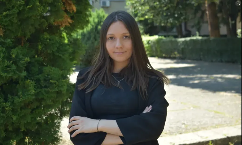 Sırbistan Surdulica'da Gazeteci Dejana Cvetković'e Protestocular Tarafından Hakaret ve Tehdit Edildi