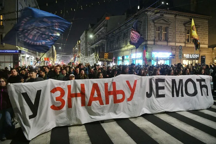Sırbistan'da Hukuk Öğrencileri Belgrad'daki Organize Suçlar Savcılığı Protestosuna Destek Verdi
