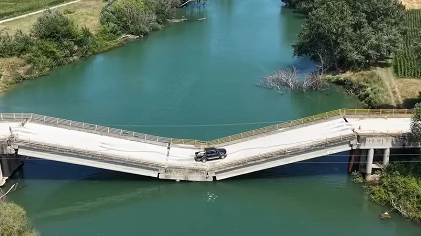 Sırbistan'da hasarlı bir köprü üzerinden hala araç trafiği devam ediyor.