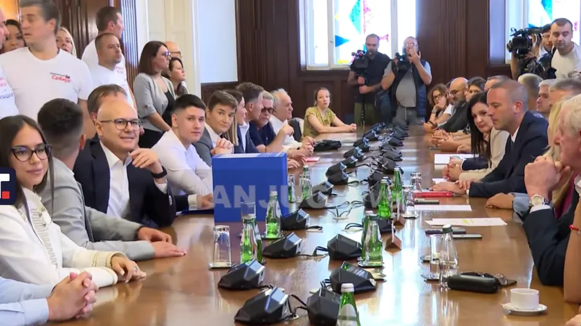 Sırbistan Cumhurbaşkanı Aleksandar Vučić'in başlattığı "Aleksandar Vučić - Ujedinjena Srbija" listesinin RIK'a teslim edildiği bildirildi.