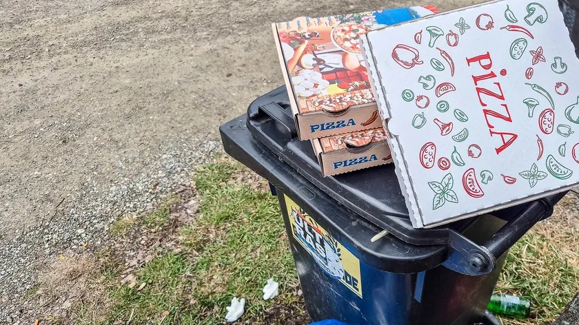 Kartondan yapılmış pizza kutularının geri dönüşüm kutusuna atılmaması gerektiği konusunda uyarı