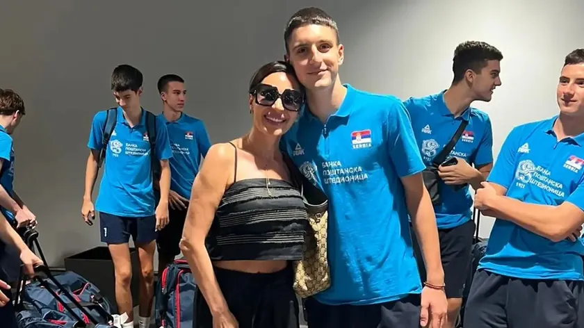 Sırp şarkıcısı Svetlana Ceca Ražnatović'in genç voleybolcularla fotoğraf çektirmesi viral oldu.