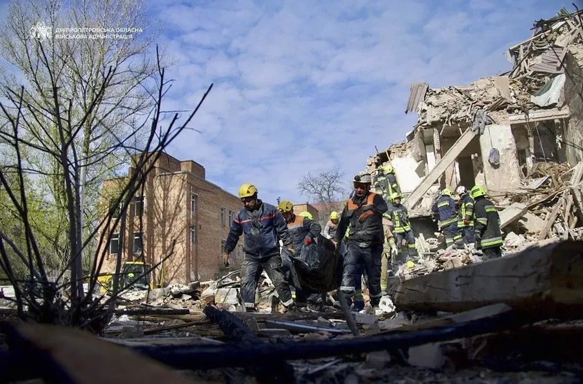 Rusya Ukrayna'da ateşkesi ihlal etti, şehirler insansız hava araçları ve bombalarla hedef alındı.
