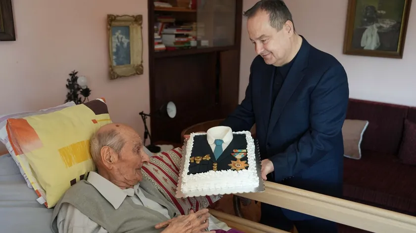 Sırbistan Bakanı Dačić, 104 yaşına girecek İkinci Dünya Savaşı gazisi Lukiç'i ziyaret etti