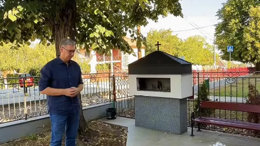 Sırbistan Cumhurbaşkanı Aleksandar Vučić, masum hayatlarını kaybedenlerin anısına saygılı bir ziyaret gerçekleştirdi.