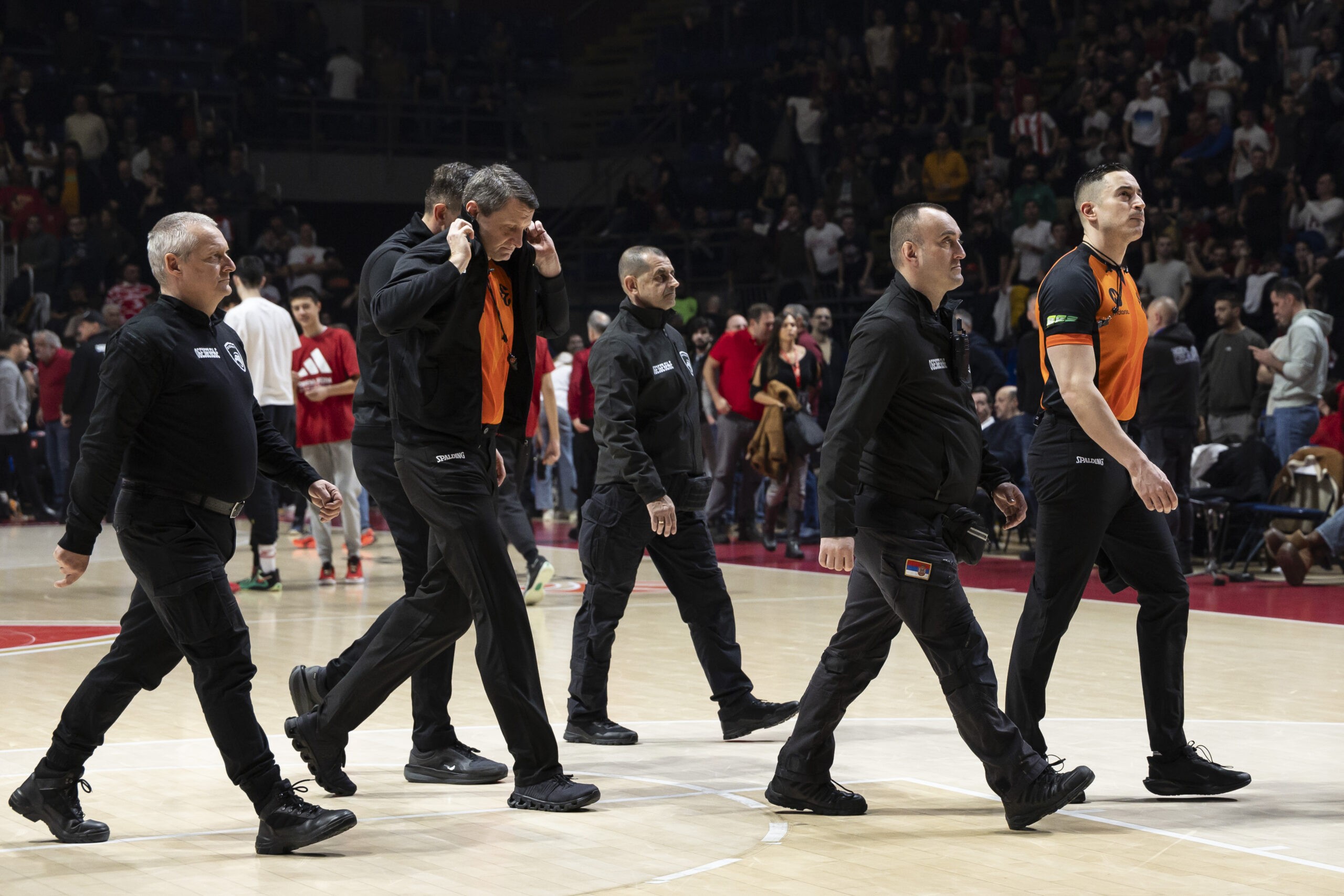 VIDEO: Kaotik Maç Sonrası Zvezda - Valencia: Taraftarlar Hakemlere Nesneler Attı, Tünel Çıkışını İzleyin