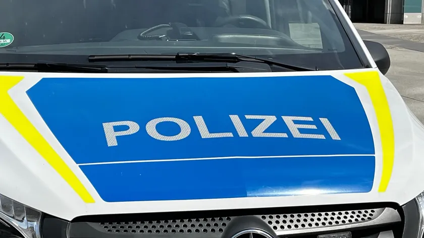 Nemačka'da garip bir olay Polis, alkollü olarak araba kullandıktan sonra saklanmaya çalışırken çukurda uyuyan sürücüyü yakaladı.
