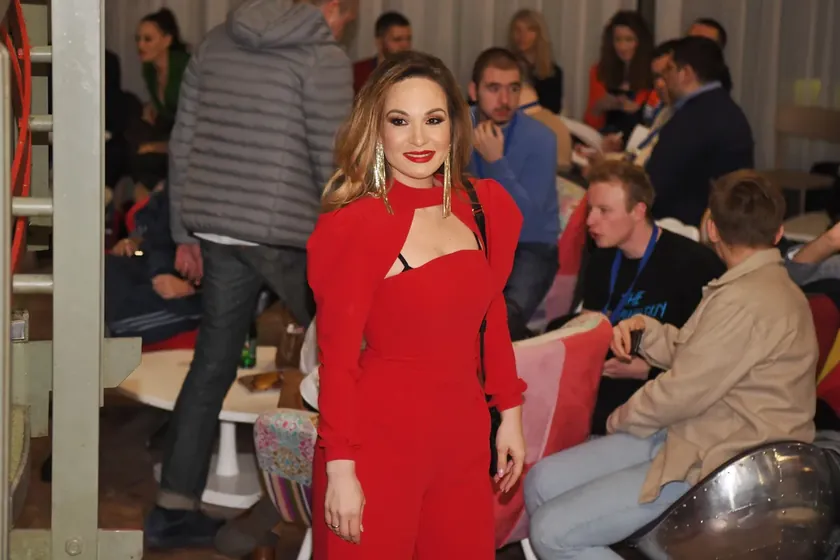 Jelena Tomašević bikinili poz verdi.