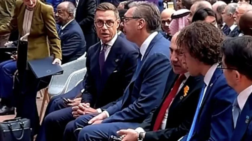 Sırbistan Cumhurbaşkanı Aleksandar Vučić, Paris'te düzenlenen Uluslararası Uzay Zirvesi'nde ilk sırada yer alıyor.